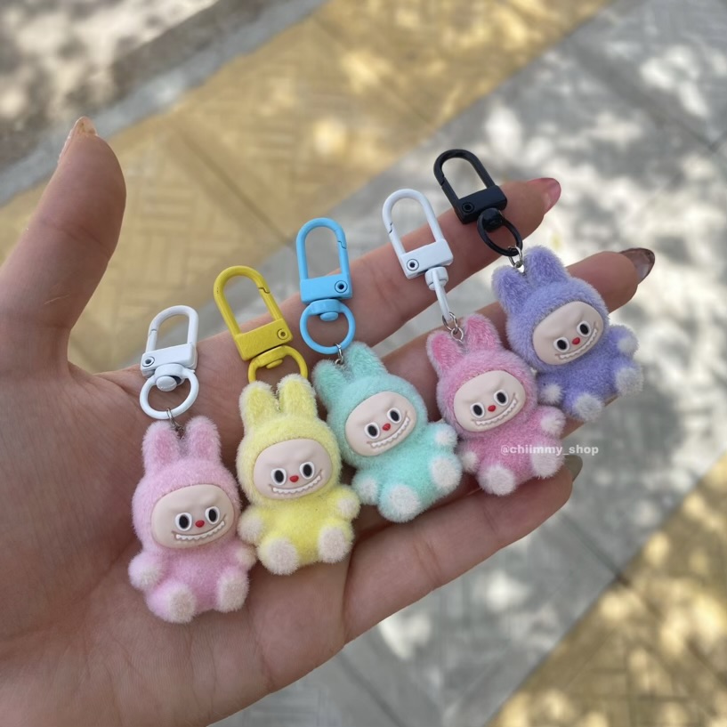 آویز لبوبو نشسته