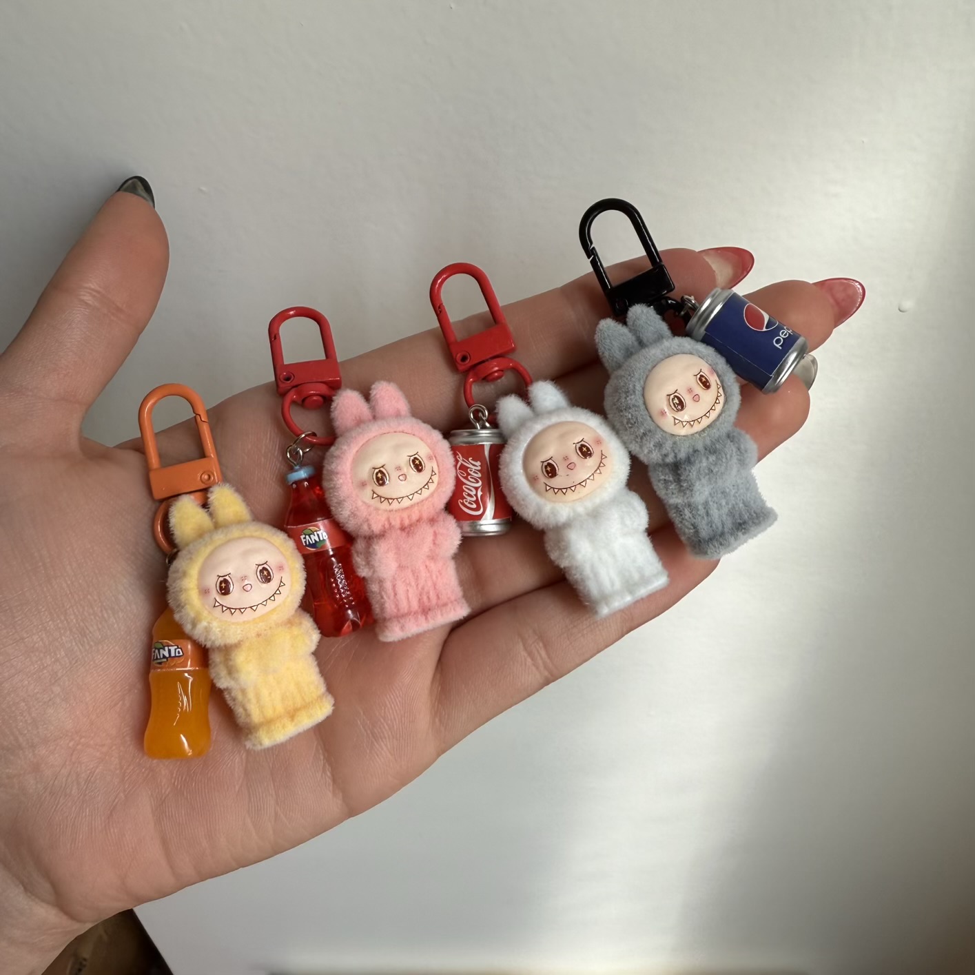 آویز لبوبو با نوشابه