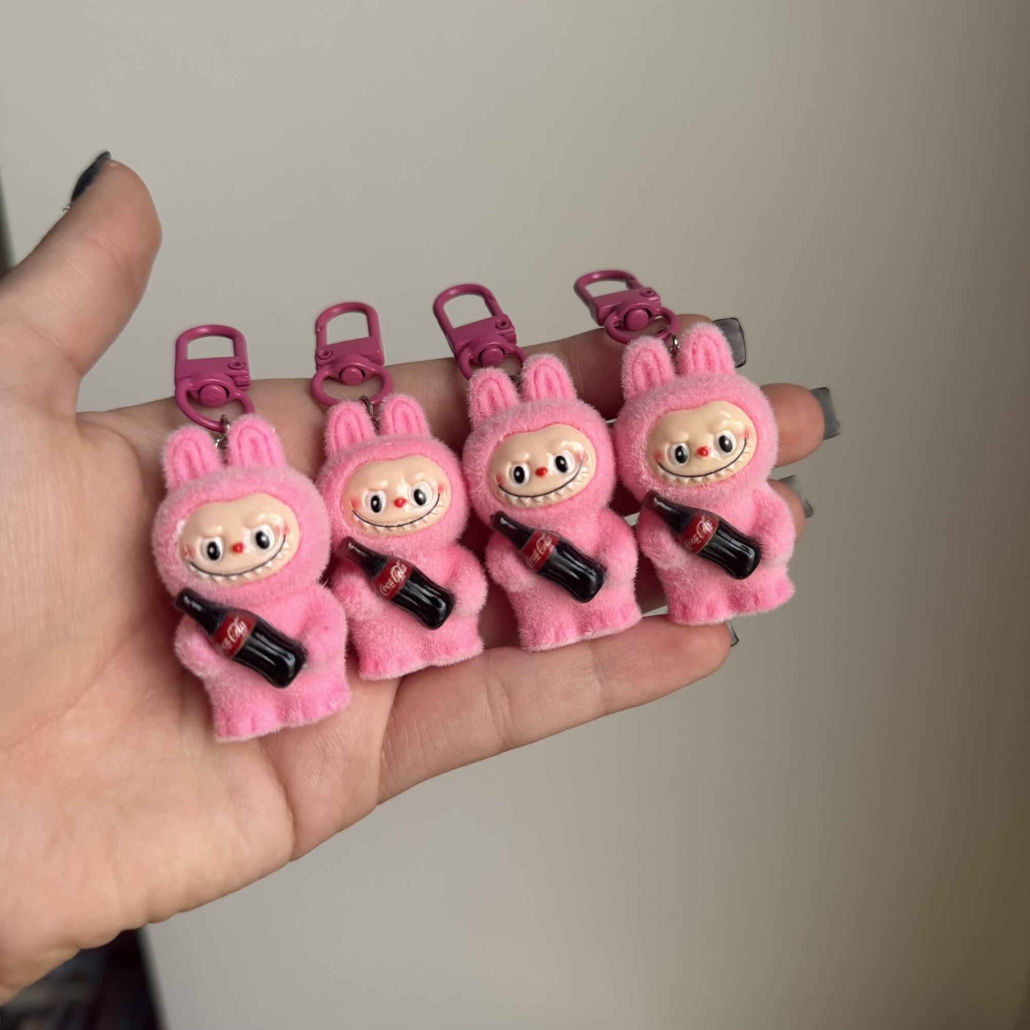 آویز لبوبو صورتی