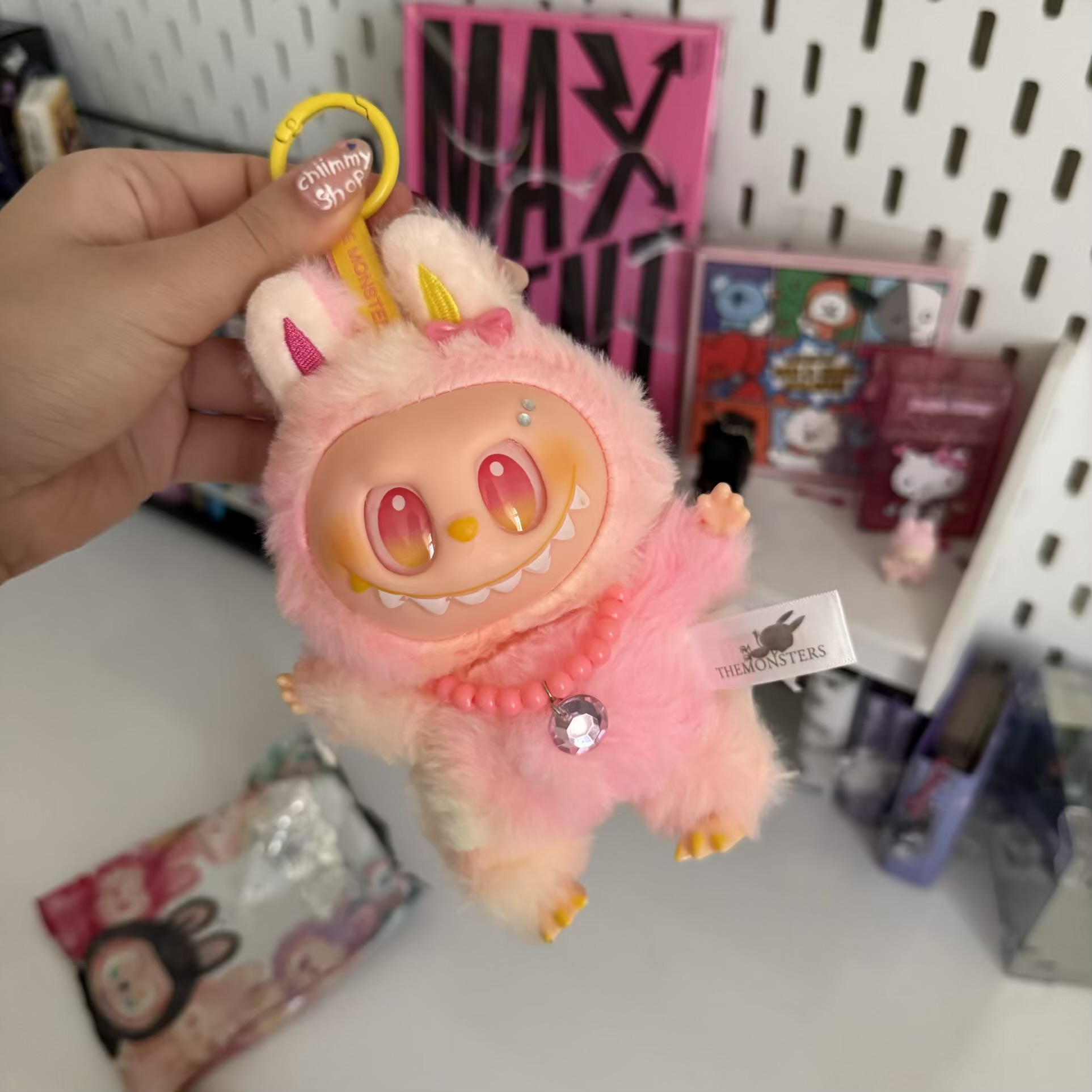 عروسک لبوبو با گردنبند